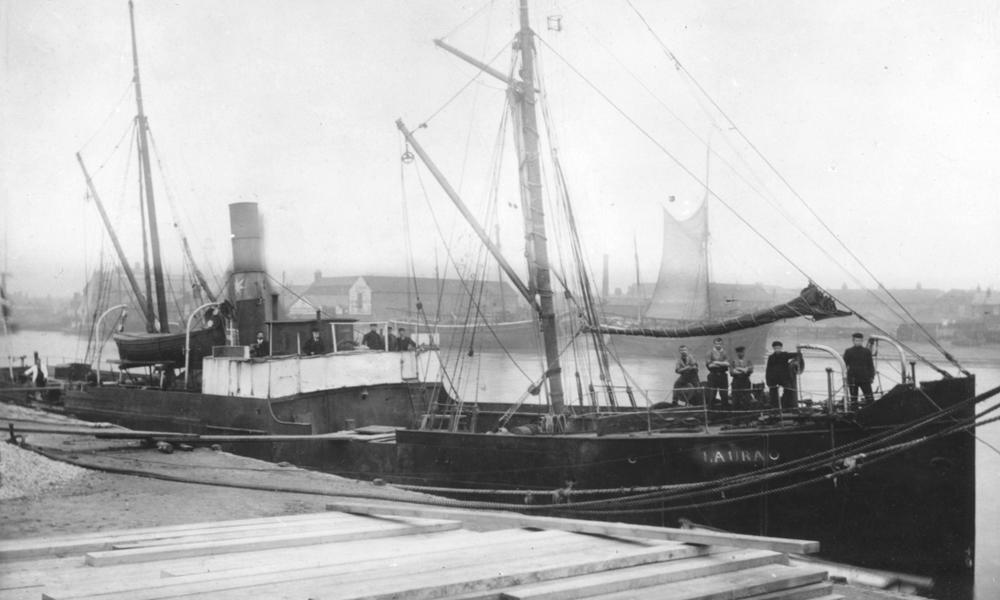 S/S LAURA ved kaj. På billedet ses både Peter Mærsk Møller og søn, Hans N. J. Møller S/S LAURA ved kaj. På billedet ses både Peter Mærsk Møller og søn, Hans N. J. Møller