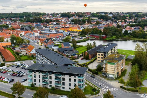 Ballonen hænger 48 meter over Jernbanegade. Højhuset skal opføres, hvor Klochhuset helt til højre i billedet ligger.  <i>Foto: Henrik Bo</i>