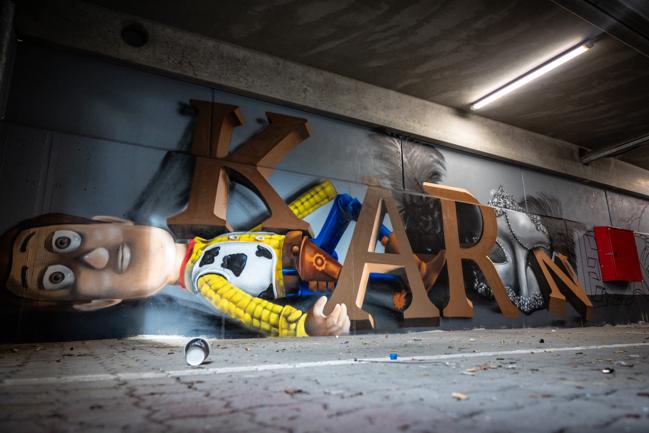 AKKCs parkeringshus er under forvandling for tiden. Fem lokale grafittikunstnere har fået hver sit parkeringsdæk, som de må udsmykke. Aalborg 14. september 2023
