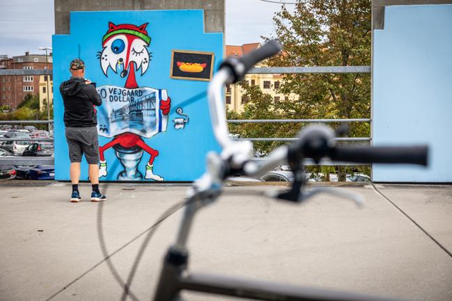 AKKCs parkeringshus er under forvandling for tiden. Fem lokale grafittikunstnere har fået hver sit parkeringsdæk, som de må udsmykke. Aalborg 14. september 2023