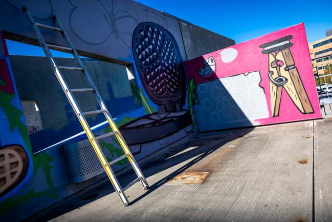 AKKCs parkeringshus er under forvandling for tiden. Fem lokale grafittikunstnere har fået hver sit parkeringsdæk, som de må udsmykke. Aalborg 13. september 2023