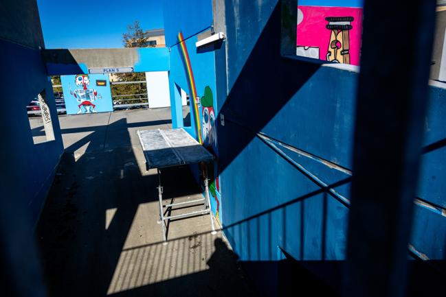 AKKCs parkeringshus er under forvandling for tiden. Fem lokale grafittikunstnere har fået hver sit parkeringsdæk, som de må udsmykke. Aalborg 13. september 2023