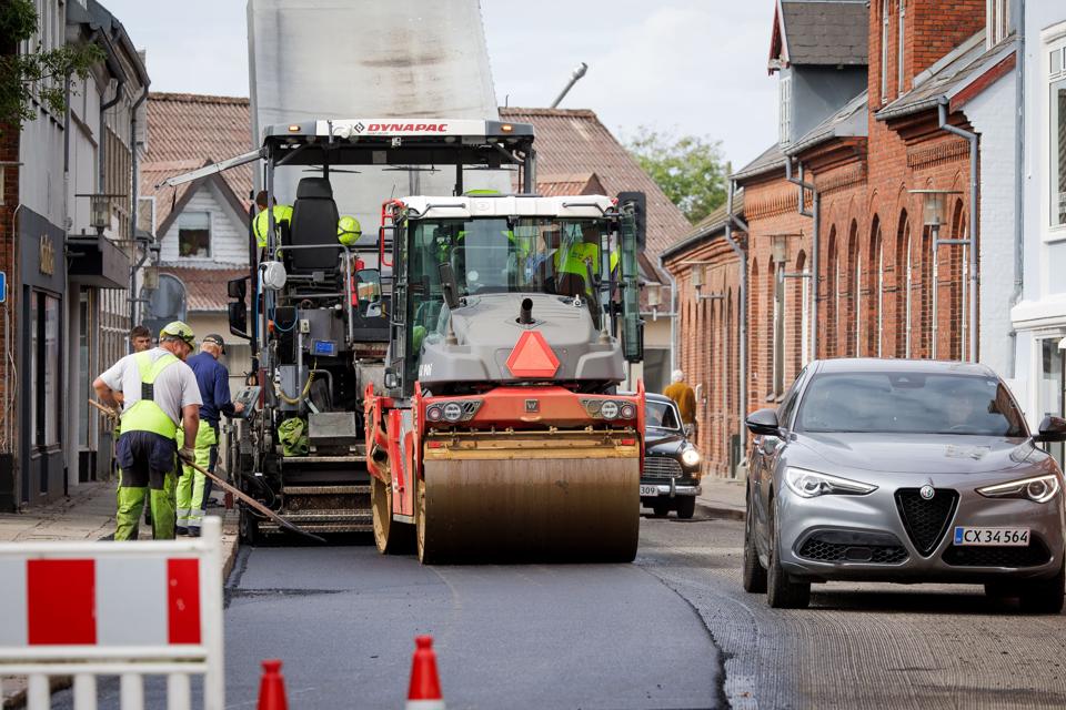 Flere gader i Nykøbing har de seneste dage været helt eller delvist spærret af asfaltarbejde. Som her i Nygade torsdag. <i>Foto: Bo Lehm</i>