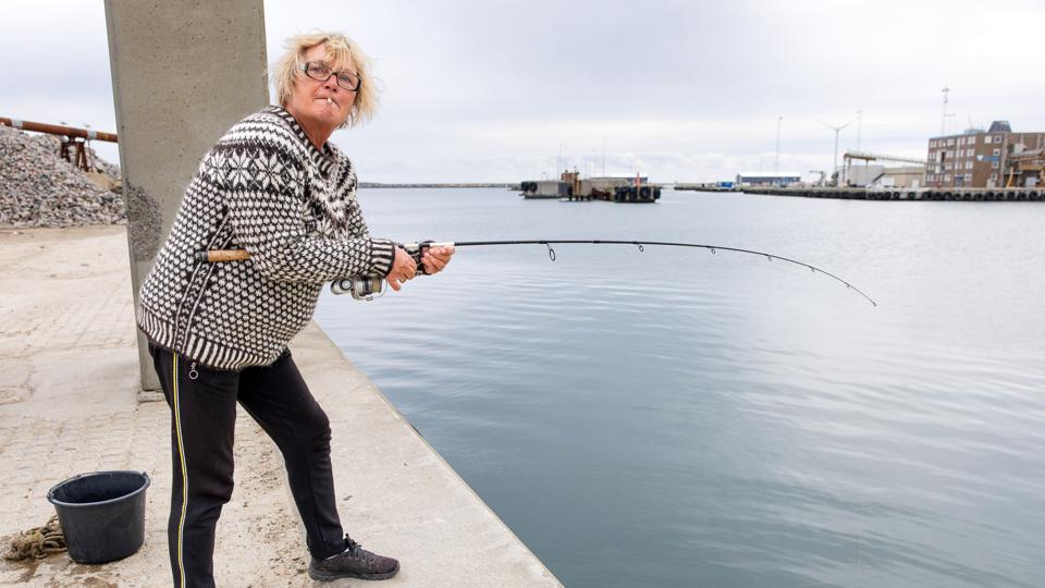 64-årige Gitte Soinjoki er tidligere restauratør og har gennem 35 år været ivrig lystfisker. <i>Foto: Bo Lehm</i>