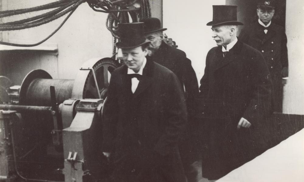 Som flådeminister går Winston Churchill fra borde på verdens første oceangående dieselmotorskib MS Selandia. Skibet blev søsat 1911 og var bestilt af ØK og bygget af Buurmeister & Wain i København.