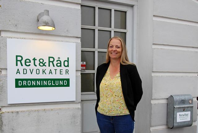 Advokat Jeannette Würtz ved indgangen til sin nye advokatvirksomhed i Dronninglund.