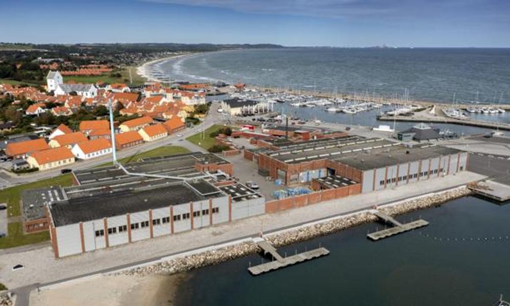 På den store fabriksgrund på havnen i Sæby skal der være mulighed for at bygge lejligheder og hotel. Sæbynitterne håber, at bygherren vil skabe noget, der passer til de små huse i nabolaget. På den store fabriksgrund på havnen i Sæby skal der være mulighed for at bygge lejligheder og hotel. Sæbynitterne håber, at bygherren vil skabe noget, der passer til de små huse i nabolaget.