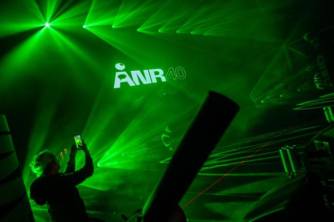 ANR holdt fødselsdagsfest i Karolinelund i Aalborg fredag aften. Mere end 6000 festglade gæster gjorde hvad de kunne, for at puste de 40 lys ud i den musikalske lagkage. Aalborg 15. september 2023