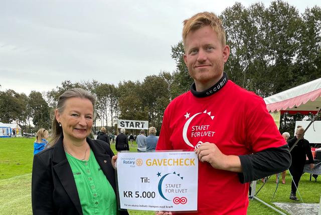 På vegne af Rotary Dronninglund overrækker klubbens præsident, Marianne Grøntved, her kasserer Kim Geer Pedersen en donation til Stafet For Livet Dronninglund.