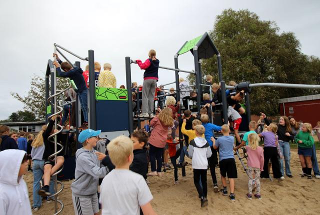 Eleverne i yngste og mellemste trin på Dronninglund Skole har netop taget en ny og spændende legeplads i brug.