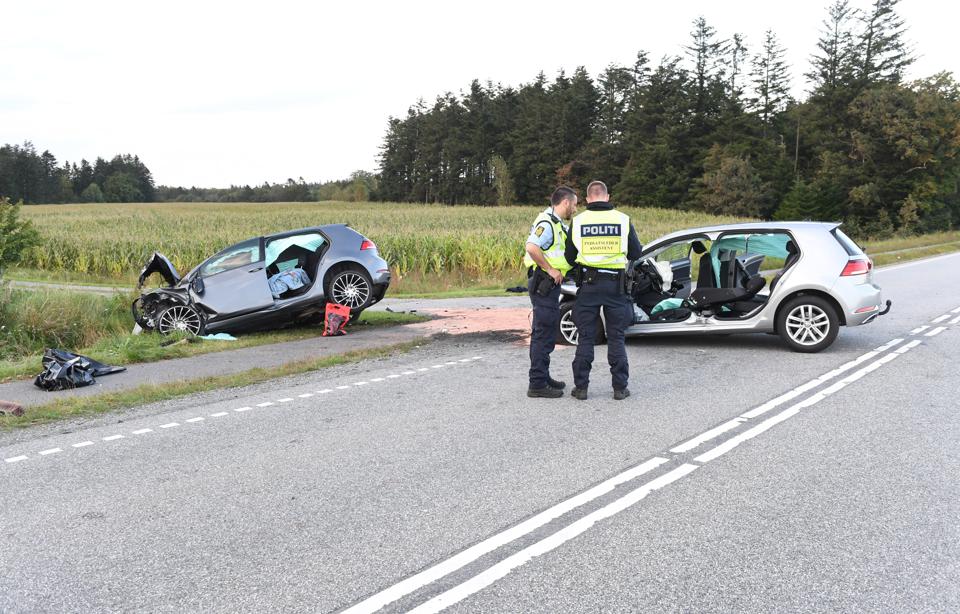 To biler kørte lørdag eftermiddag frontalt sammen <i>Foto: Jan Pedersen</i>