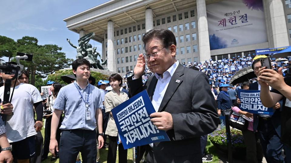 Oppositionslederen i Sydkorea, Lee Jae-myung, havde knap nok haft tid til at komme sig efter sin sultestrejke, før han blevet anklaget for pligtbrud og bestikkelse. (Arkivfoto). <i>Jung Yeon-Je/Ritzau Scanpix</i>