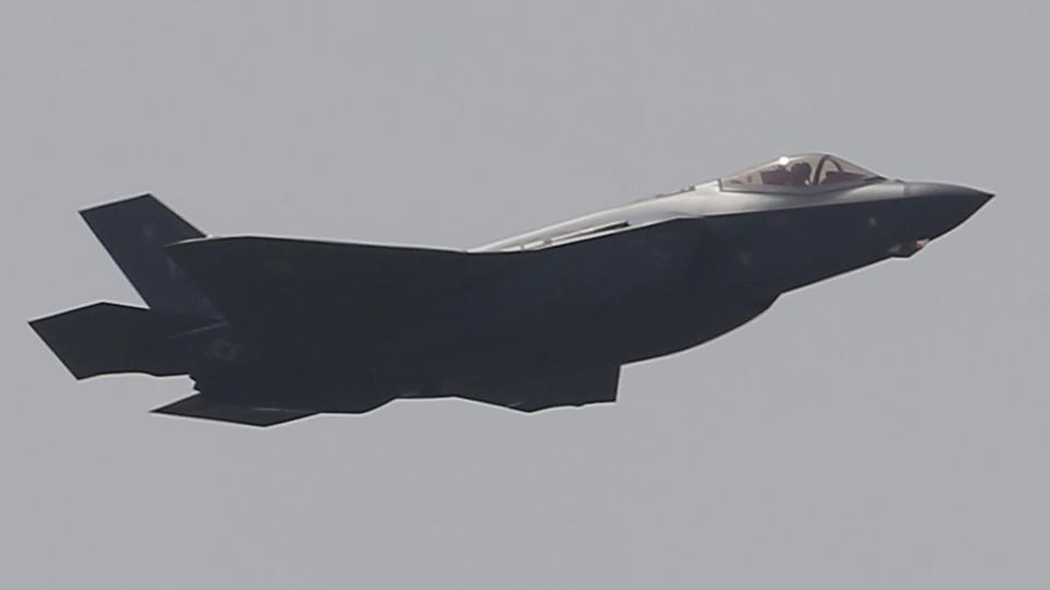 F-35 er konstrueret på en måde, så radarenergien enten bliver dæmpet eller sendt i andre retninger end tilbage til den fjendtlige radar. <i>Michel Euler/Ritzau Scanpix</i>