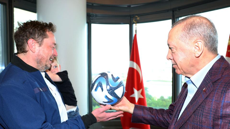 Satellitinternet, Tesla-fabrikker og kunstig intelligens var på dagsordenen ved møde mellem Erdogan og Elon Musk. <i>Murat Cetinmuhurdar/Ppo/Reuters</i>