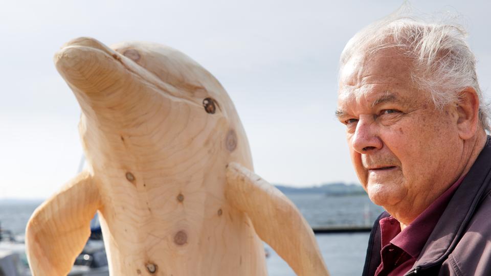 Havneformand Peter Hougaard er begejstret for Luca, specielt at det er lykkedes kunstneren at udnytte en knast til delfinens øje, endda på begge sider af hovedet.  <i>Foto: Bo Lehm</i>