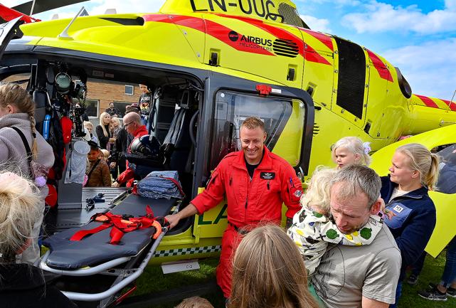 Ambulancehelikopteren kom flyvende og landede midt på kaserneområdet. Mange ville se den gule "arbejdsbi" der ofte ses i luften over Nordvestjylland.