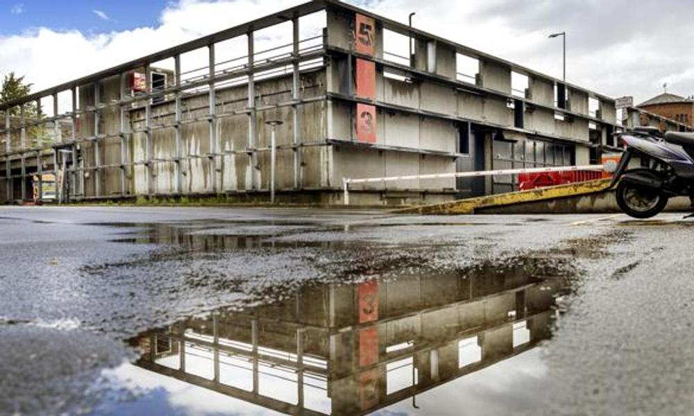 I juli så parkeringshuset sådan ud, hvor facade og døre er pillet ned. I juli så parkeringshuset sådan ud, hvor facade og døre er pillet ned.