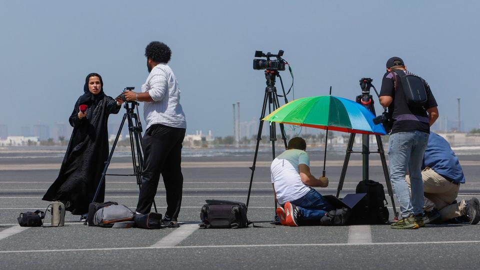 Pressen venter ved en terminal i Qatar, hvor fem amerikanere mandag ventes at lande efter at være blevet løsladt fra Iran. <i>Karim Jaafar/Ritzau Scanpix</i>