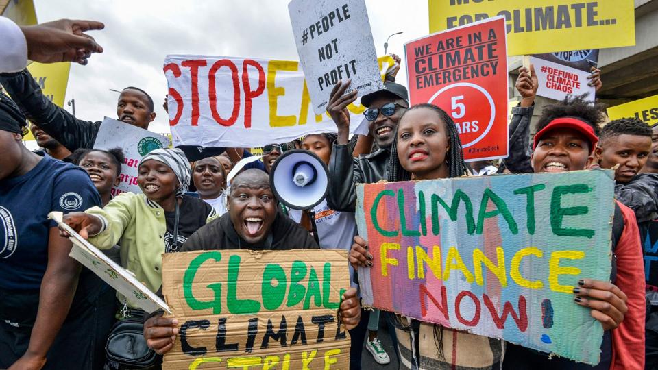 Klimaaktivister i Kenya, hvor der for nogle uger siden var afrikansk klimatopmøde, kræver klimafinansiering. Verdens rige lande lever ikke op til deres løfter om klimabistand ifølge rapport. (Arkivfoto). <i>Suleiman Mbatiah/Ritzau Scanpix</i>