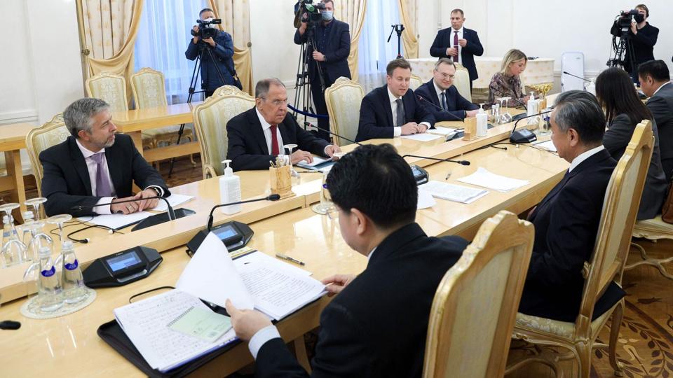 Den kinesiske udenrigsminister, Wang Yi, besøger i disse dage Rusland for at holde samtaler med blandt andet den russiske udenrigsminister, Sergej Lavrov. <i>Handout/Ritzau Scanpix</i>