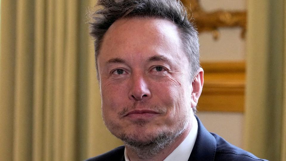 Elon Musk købte platformen i oktober sidste år - siden har han forsøgt sig med en række nye tiltag på platformen. (Arkivfoto). <i>Pool/Reuters</i>
