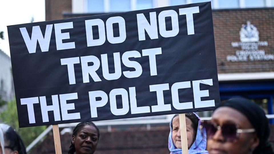 Mistilliden og vreden over politiet i London er steget de seneste år efter sager om blandt andet voldtægt begået af politibetjente. Også en drabssag har vakt stor vrede. Ifølge politiet er omkring 1000 betjente fjernet fra gaden. (Arkivfoto). <i>Justin Tallis/Ritzau Scanpix</i>