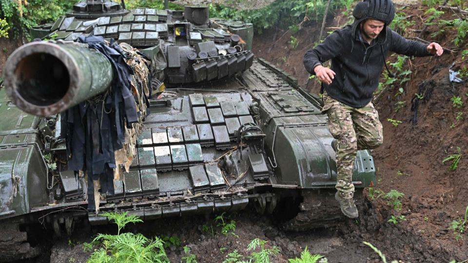 En ukrainsk soldat ses her på opgave i en T-72-kampvogn i Donetsk-regionen i juni 2023. Modellen blev designet i Sovjetunionen og findes i dag i mange tidligere østbloklande. <i>Genya Savilov/Ritzau Scanpix</i>
