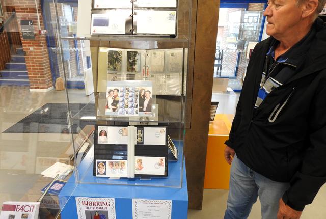 Her er det Kenneth Ottosen, der står ved sin frimærkeudstilling på Hirtshals Bibliotek.