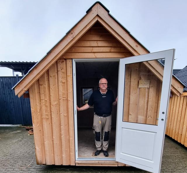 Flemming Jensen er tømrefagslære og klar til at hjælpe folkeskoleeleverne, når de skal bygge møbler til et hus som dette