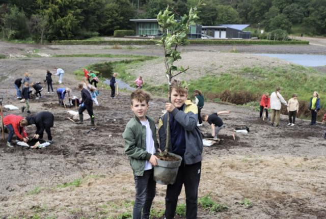 Børn fra Karensmindebækskolen hjalp med at plante træer.