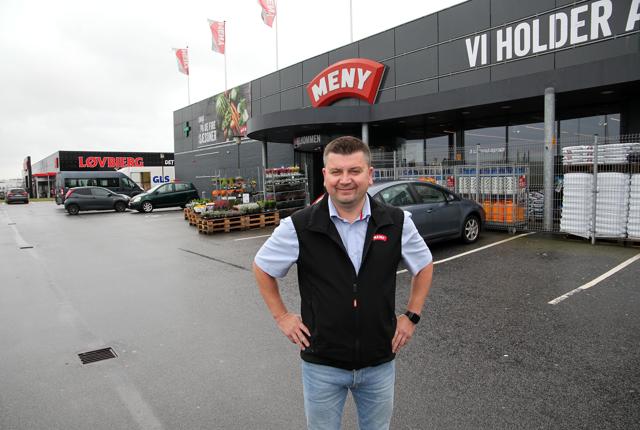 Købmand Djenad Hercegovac er glad for sin ny nabo, Løvbjerg, som er med til at tiltrække flere kunder.