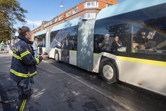 Der var lørdag officiel indvielse af PlusBus - Aalborgs nye elbusser, der skal bringe byen sammen. Her giver Michael Nielsen fra Nordjyllands Beredskab bussen vand med på vejen.