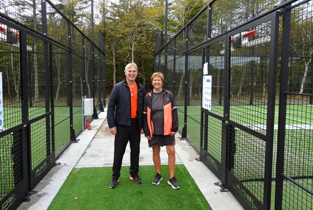 Her er det Næstformand Esben Henriksen, og Forkvinde Susanne Krohn Djurhuus, der står mellem de to nye Padel Tennis baner.