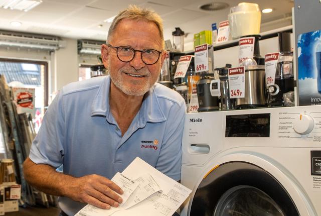 Bo Kølby Nielsen fra Punkt1 i Brovst opfordrer kunderne til at lede efter en bon eller kvittering på den gamle vaskemaskine. Hvis den er mindst 20 år gammel, kan man vinde en ny vaskemaskine.