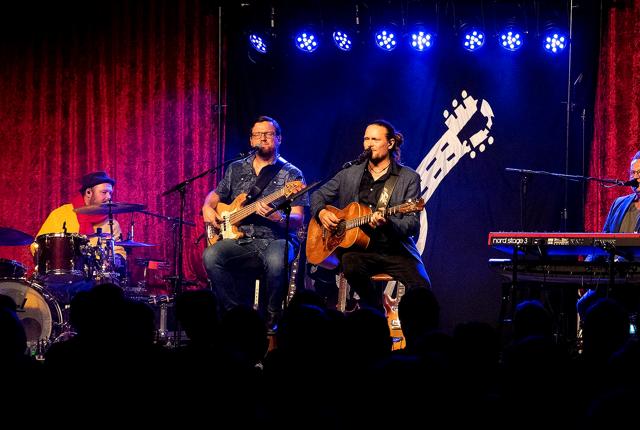 De fire glade spillemænd, der udgør bandet Version 1.0, gav publikum i Hjallerup Kulturhus en festlig aften.