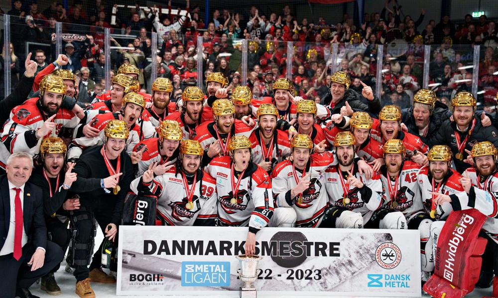 Port of Aalborg sponsorerer ishockey. Her vinder Aalborg Pirates guld I denne sæson med havnepenge i ryggen.