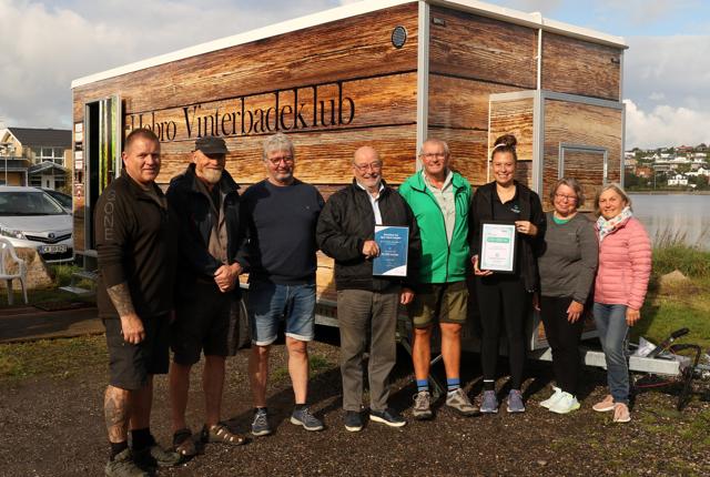 En donation fra Svend Nielsen & Herdis Myginds Fond gjorde det muligt for Hobro Vinterbadeklub at købe en ny mobil sauna. Den står på nordsiden af Mariager Fjord med Mediehuset Wiegaarden som nabo. 