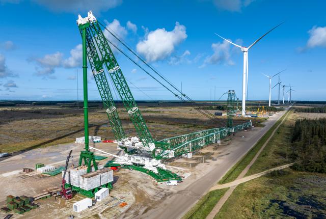 BMS Heavy Cranes nye kæmpekran er netop ved at blive samlet i Østerild og rejst. 