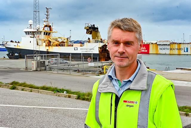 I 25 år har Jørgen Jensen været "Mr. Proviant" på Hanstholm Havn hos Spar. Her er den franske trawler Bressay bank netop ankommet - Jørgen har provianten klar.