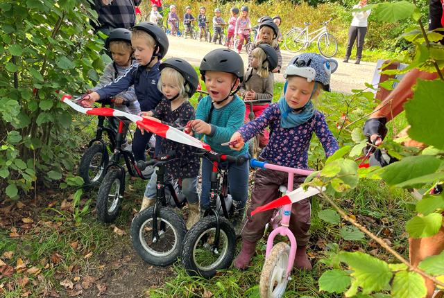 Børnene fra Børnehaven Skovtrolden fik lov til at klippe snoren ind til det nye MBT-spor i Rønhede Plantage