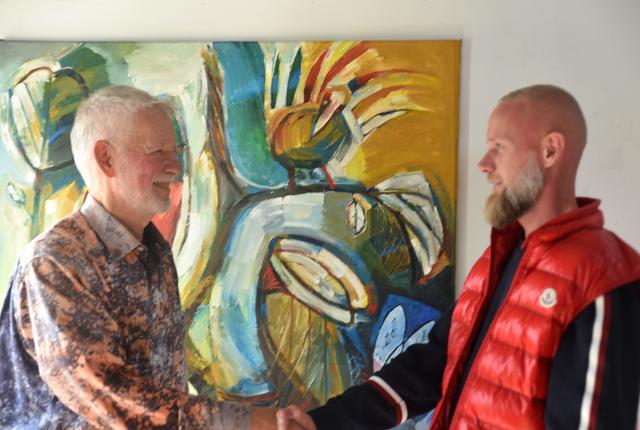 Frede Hansen overdrager Galleri Glocal Art til Steffen Baand.