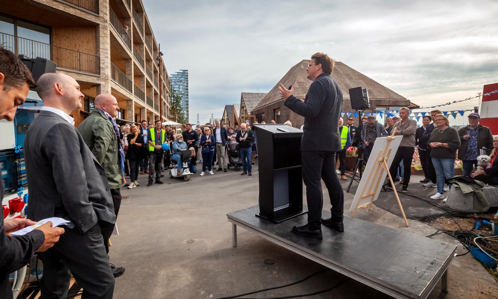 Med Bjarke Ingels på talerstolen. Mange var mødt frem og satte byggeriet af hotellet på Aarhus Ø godt i gang. Med Bjarke Ingels på talerstolen. Mange var mødt frem og satte byggeriet af hotellet på Aarhus Ø godt i gang.