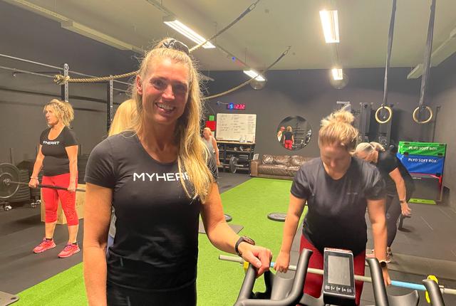 Tina Muhl, personlig træner og indehaver af MyHeart i Hadsund. I baggrunden er det holdet ”Angel wings”, der er godt i gang med holdtræningen.