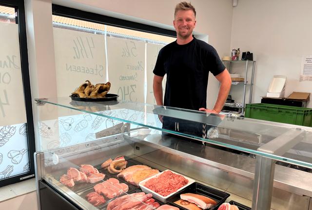 Sammen med sine forældre, Ole og Anne jacobsen, åbnede landmand Emil Jacobsen fra Flade slagterbutikken Outdoor Meat i Nykøbing.