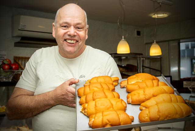 Bagermester Jens Ole Mikkelsen bager hver nat de populære pølsehorn, der går som varmt brød hos bageren i Halvrimmen.