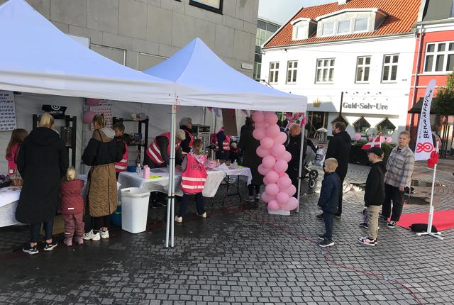 Lyserød Lørdag i Frederikshavn med lotteri og aktiviteter for hele familien.
