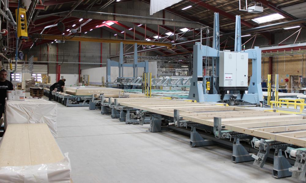 Træ og gipsplader samles til færdige moduler på Scandi Bygs fabrik i Løgstør.