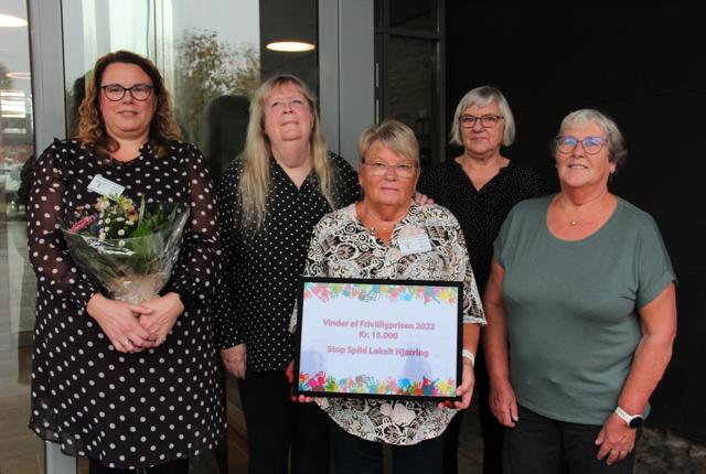 Fem repræsentanter fra Stop Spild Lokalt Hjørring modtog prisen og 15.000 kroner.