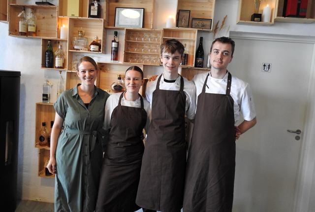 Her er det restaurantchef Sarah Schaltz, kokkeelever Sille Blach og Anders Bidstrup samt køkkenchefen Lukas Grøntved