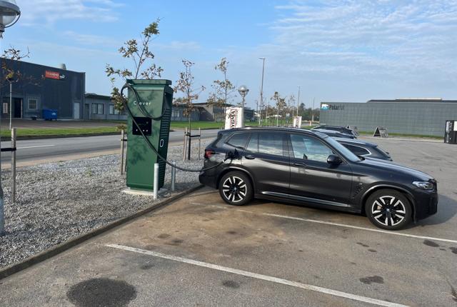 Hverdagen er nu blevet lidt lettere for de miljøbevidste bilejere. Bygma Hjørring har nemlig opsat ladestandere til el- og hybridbiler ved forretningen.